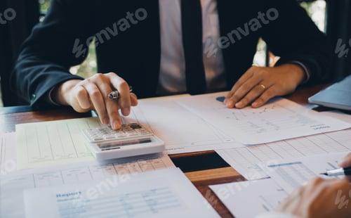 Preview: Businessmen are calculating the cost of the company's sales and analyzing the graph in the office.