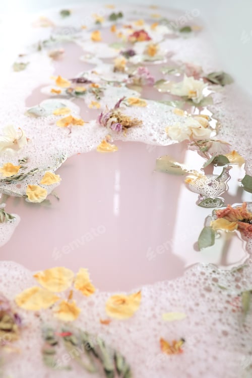 Preview: Bath with flower petals