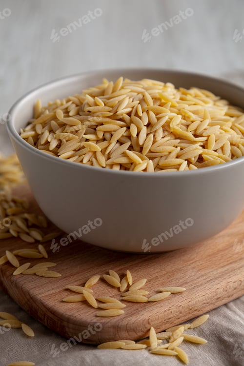 Preview: Organic Dried Orzo Pasta in a Bowl, side view. Close-up.