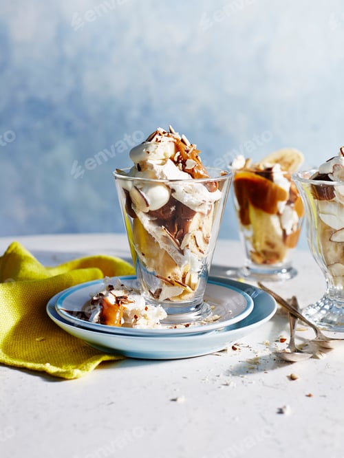 Preview: Table with dishes of Argentinian eton mess