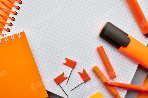 Visualização: Material de papelaria, bloco de notas aberto, vista superior