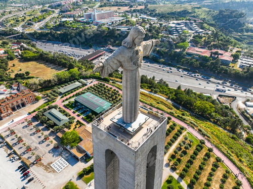 Preview: Tall monument of Christ the King in Almada