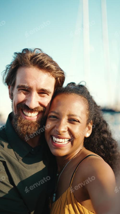 Vista previa: Close up portrait of happy man and smiling woman doing stream on smartphone