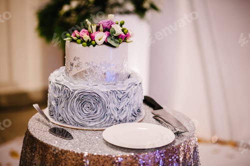 Preview: White and grey wedding cake with flowers for wedding banquet. Delicious wedding reception. Copy