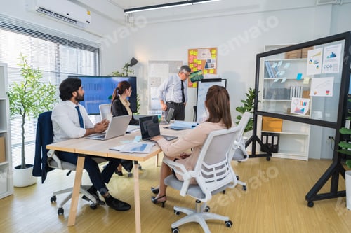 Visualização: Profissionais de negócios discutindo projeto em um escritório moderno