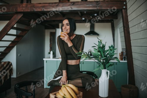 Vorschau: Sportliches brünettes Millennial Girl trinkt Orangensaft