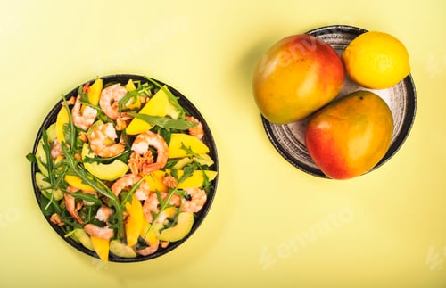 Preview: Mango, Shrimps and Avocado Salad with Walnut, Spinach and Arugula