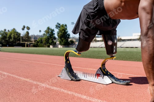 Preview: Paralympic sprinter with prosthetic blades started racing from a starting block
