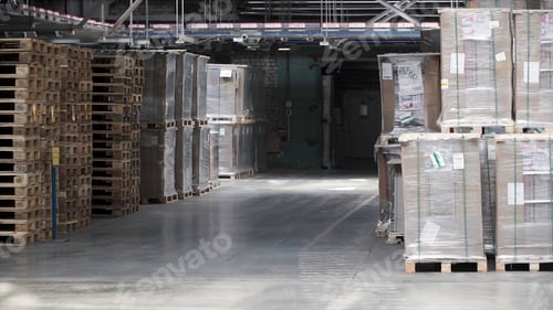 Vista previa: Almacén con estantes y estantes, lleno de cajas de cartón, envuelto en papel de aluminio sobre palets de madera
