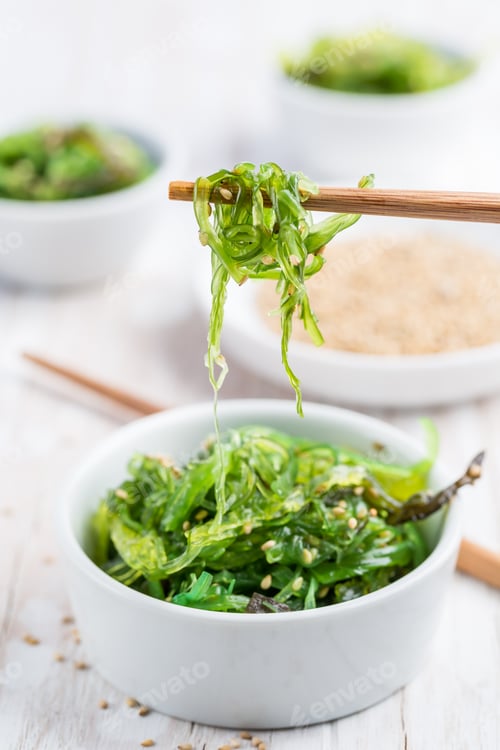 Preview: Traditional Japanese wakame salad with sesam seeds. Healthy seaweed salad.