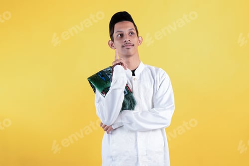 Preview: Muslim Man Wear White Shirts with Traditional Islamic Ornaments and Prayer Mat