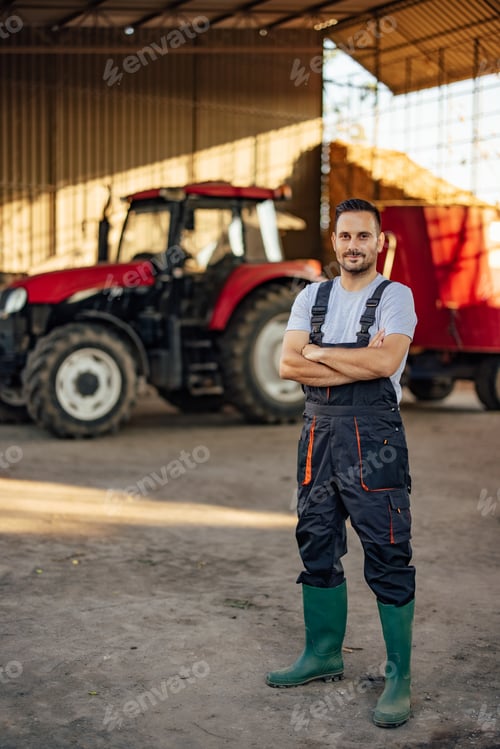 Visualização: Adult man, getting his tractor ready.