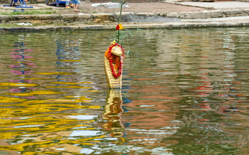Preview: Closeup view of snake statue in Lake