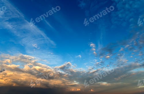 Vorschau: Panorama des Himmels bei Sonnenaufgang oder Sonnenuntergang. Wunderschöner Blick auf dunkelblaue Wolken