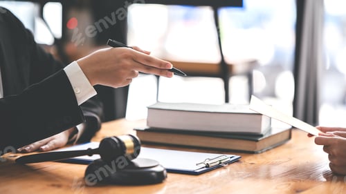 Preview: good service cooperation Consulting of business people and lawyers or judges with a client-facing te