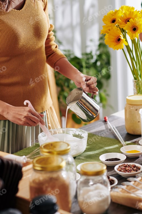 Preview: Woman pouring melted soap in bowl