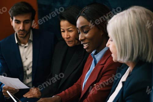 Vista previa: Grupo de empresarios multirraciales con trajes formales sentados en