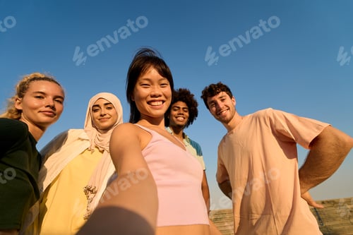 Visualização: Amigos multiétnicos felizes tirando selfie ao ar livre no dia de verão