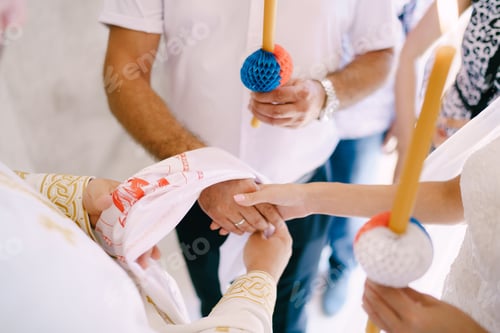 Preview: Priest ties an embroidered towel around the hands of the bride and groom
