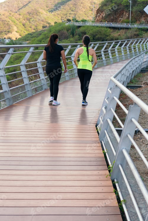 Preview: Hispanic women training in the city