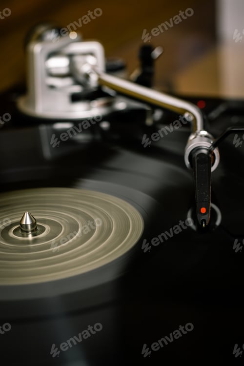 Preview: Vertical closeup shot of a vintage record player on a blurred background