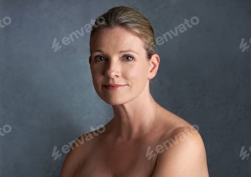 Vorschau: Schönheit ist zeitlos. Abgeschnittenes Studioporträt einer schönen reifen Frau mit nackten Schultern.