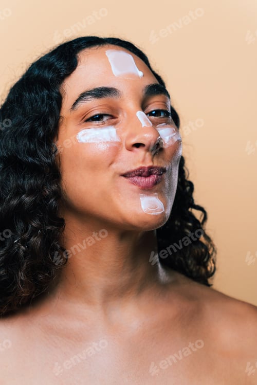 Preview: Beauty studio portrait of beautiful hispanic woman with diastema