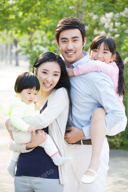 Visualização: Retrato de família jovem feliz