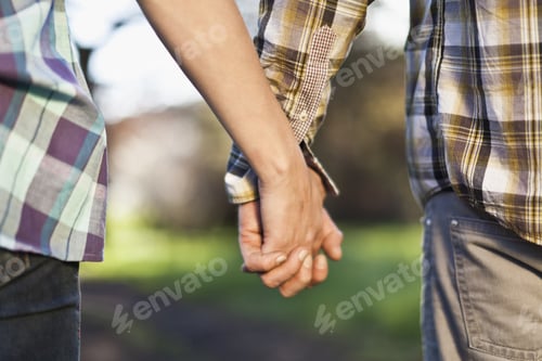 Preview: Close up of couple holding hands