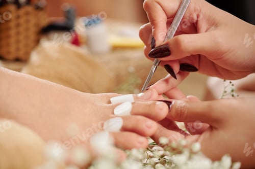 Preview: Pedicurist using pusher
