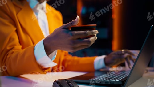 Preview: African american girl doing online shopping session at home