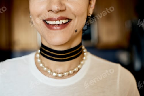 Preview: Woman smiling with choker and pearl necklace