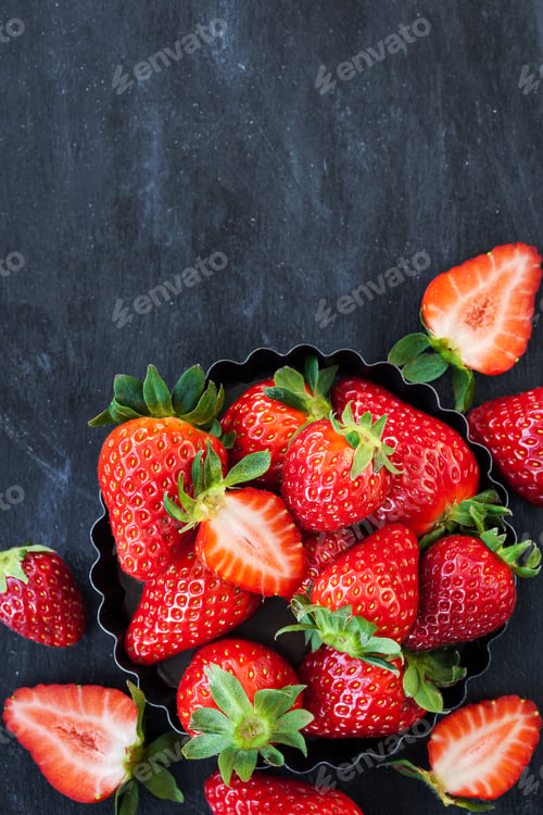 Vista previa: Fresh ripe strawberry on dark background