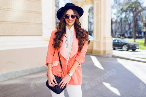 Preview: fashion portrait of woman in casual outfit