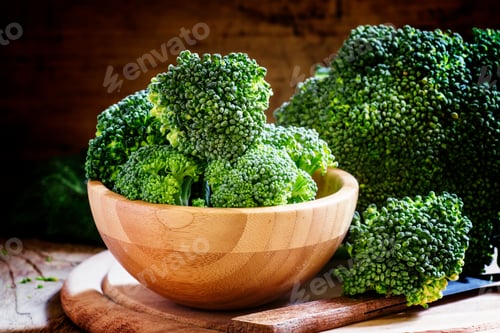 Preview: Fresh green broccoli in a wooden bowl