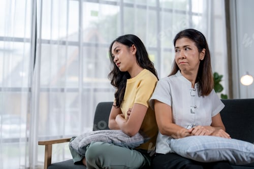 Preview: Two women are sitting on a couch, one of them is upset