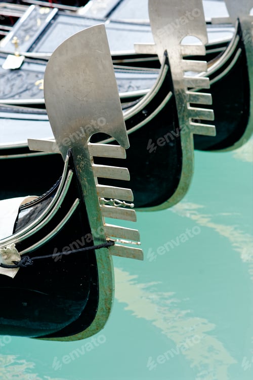 Preview: Venetian gondolas, perspective row arrangement, nose front decoration