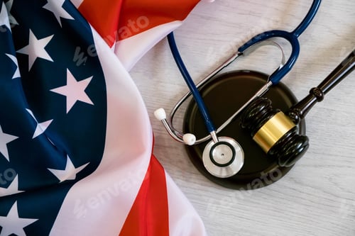 Vista previa: Mazo y estetoscopio en la bandera nacional de EE. UU. Concepto de medicina forense.