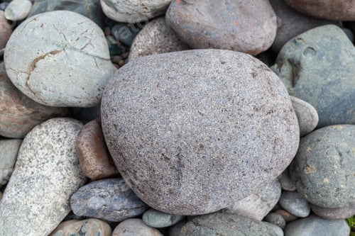 Preview: Large stones of different shapes on the riverbank close-up.