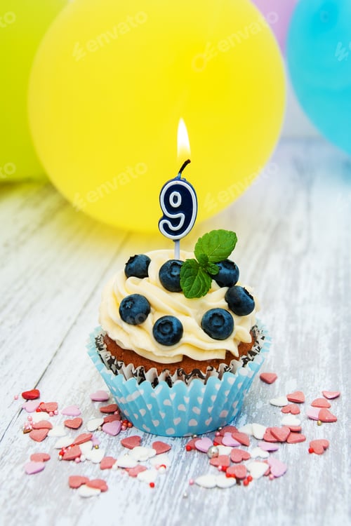 Preview: Cupcake with a numeral nine candle