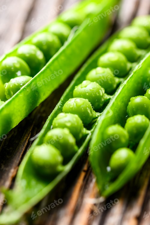 Preview: Fresh green peas in pod close up