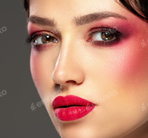 Vista previa: Beautiful brunette girl with bright eye makeup.