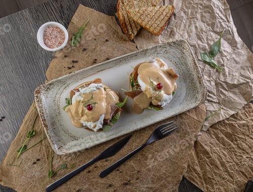Preview: Top view of eggs benedict