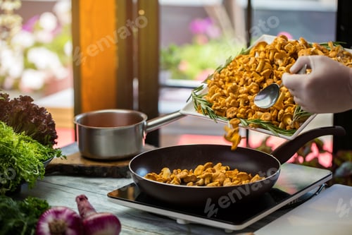 Preview: Yellow mushrooms on frying pan