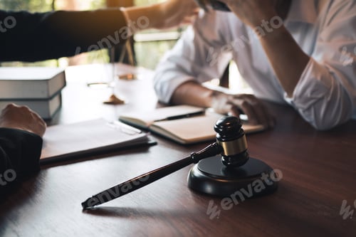 Preview: Lawyer is consoling the client in his counsel and will not escape the lawsuit.