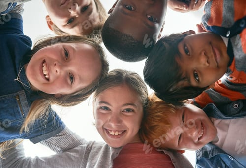 Vista previa: Juntos podemos hacer mucho más. Foto recortada de niños de primaria en clase.