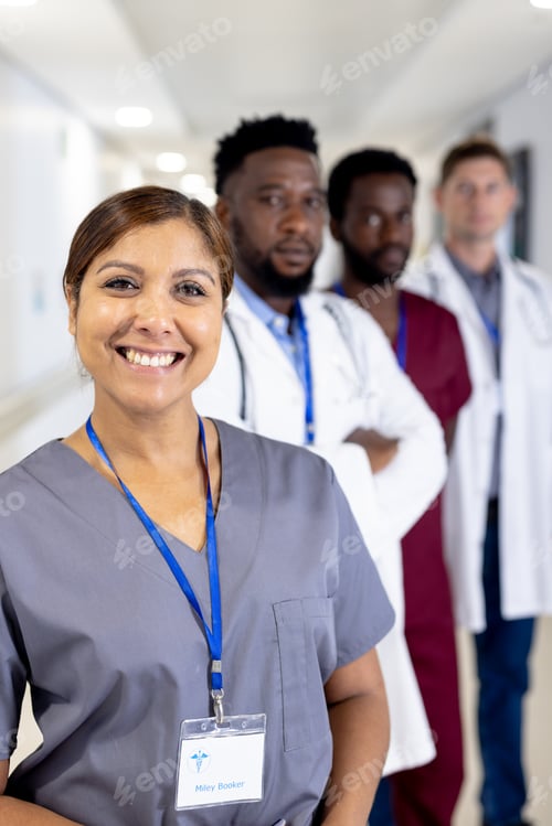 Preview: Unaltered portrait of smiling asian female doctor and diverse male colleagues in hospital corridor