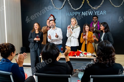 Visualização: Empresário caucasiano sobe ao palco com sua equipe para dizer, abençoar ou encorajar o funcionário