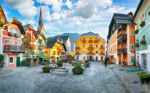 Preview: Amazing view on central square of famous Hallstatt mountain village.