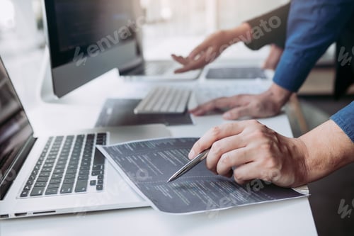 Vista previa: Programador de desarrollo profesional que coopera con el sitio web